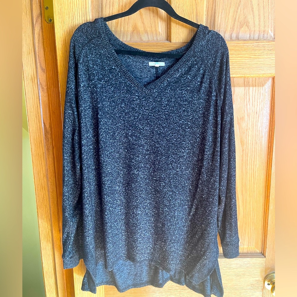 2X black long sleeve sweater